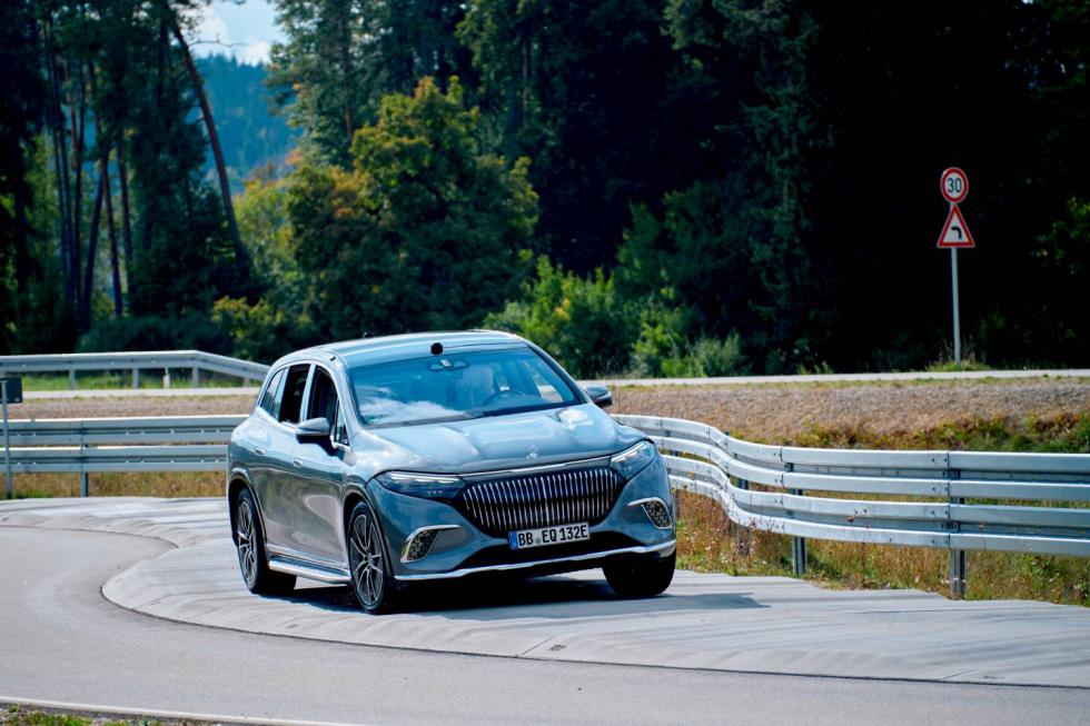 Mercedes: Εγκαίνια για το νέο κέντρο δοκιμών φωτισμού  